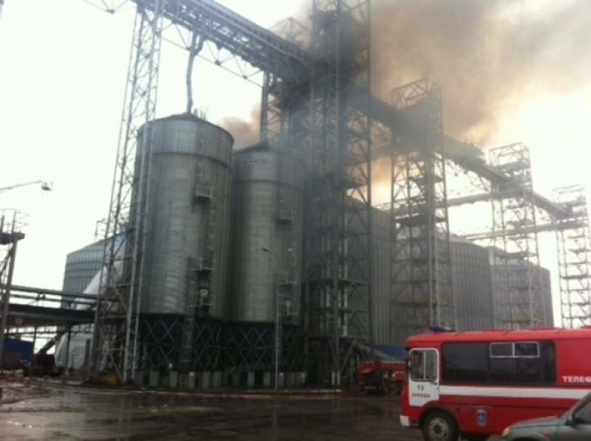 В Воронежской области горел завод по производству подсолнечного масла