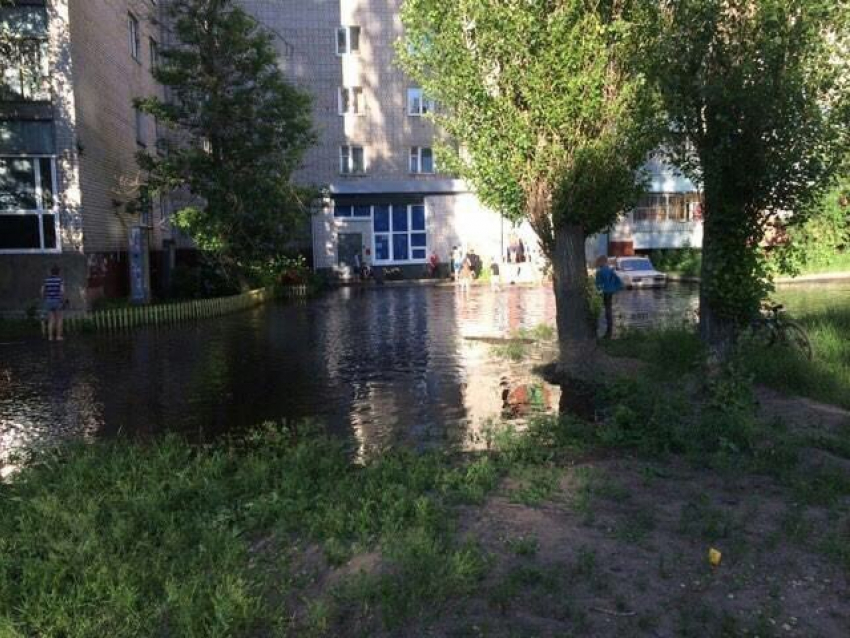 Двор на проспекте Труда в Воронеже ушел под воду