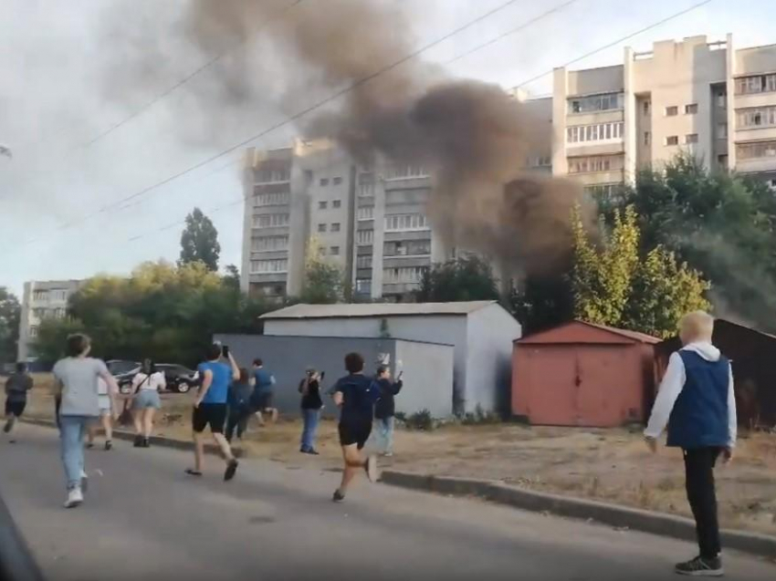 Пожар с черным дымом очаровал толпу детей в Воронеже