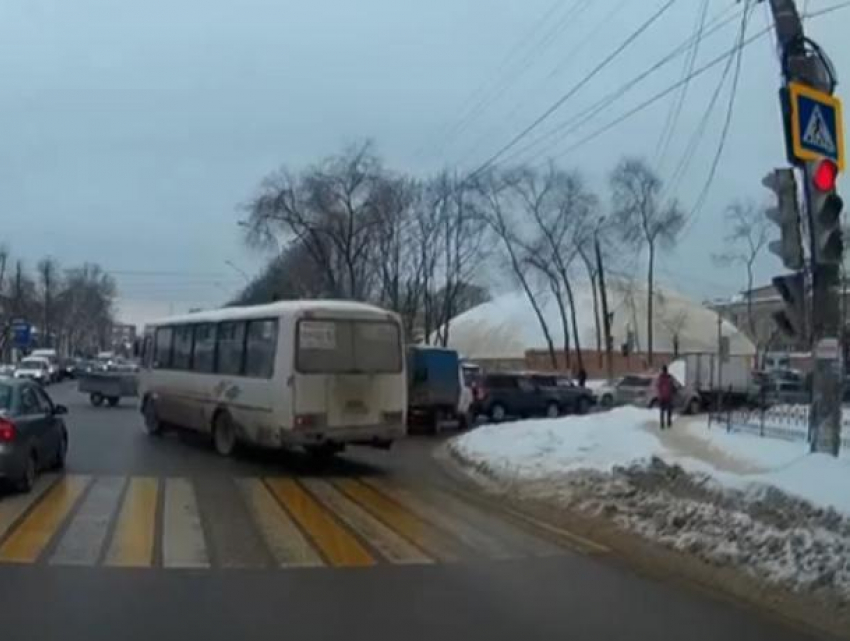 В Воронеже маршрутчик дерзко проскочил на «красный» и попал на видео