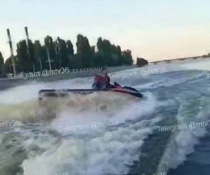 Мужчина облил всю семью водой во время прогулки по воронежскому водохранилищу 