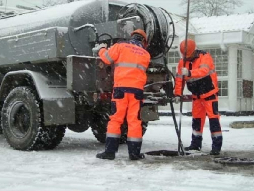 В Воронеже на Ленинском проспекте прорвало трубу