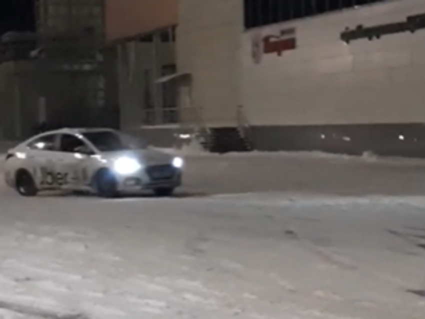 Дерзкий дрифт такси сняли в заснеженном Воронеже 