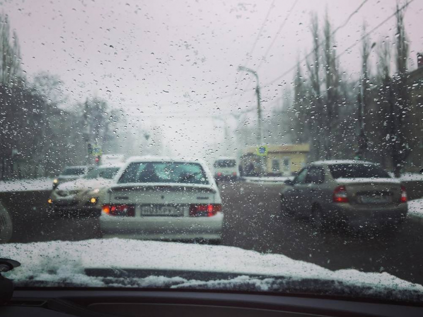Тысячи воронежцев опоздали на работу из-за обрушившегося на город снегопада