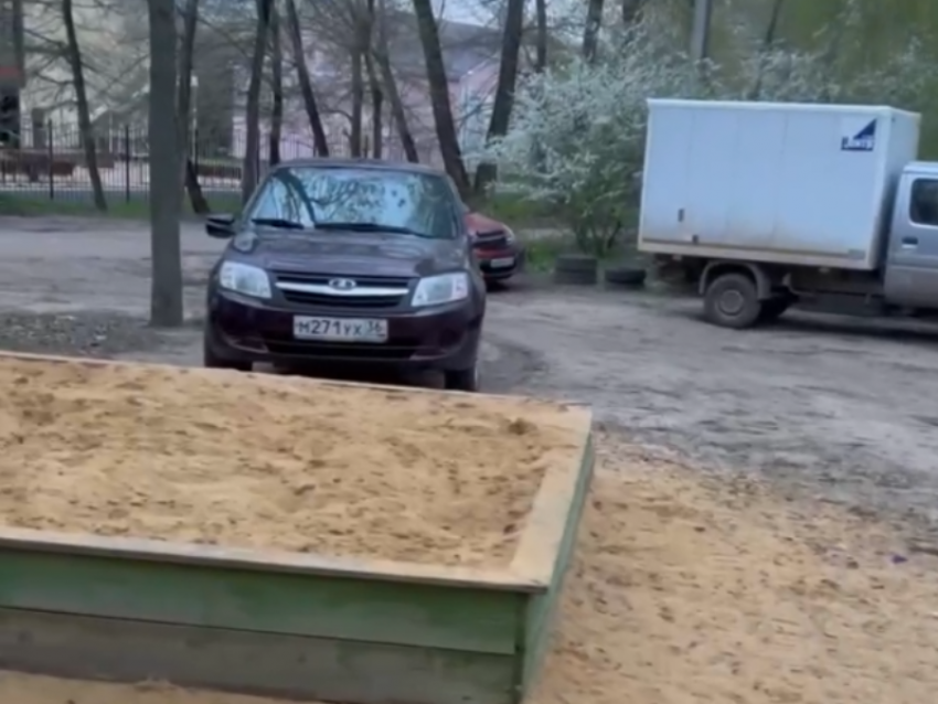 «Скоро будут в песочнице парковаться»: воронежцев пристыдили за стоянку во дворе