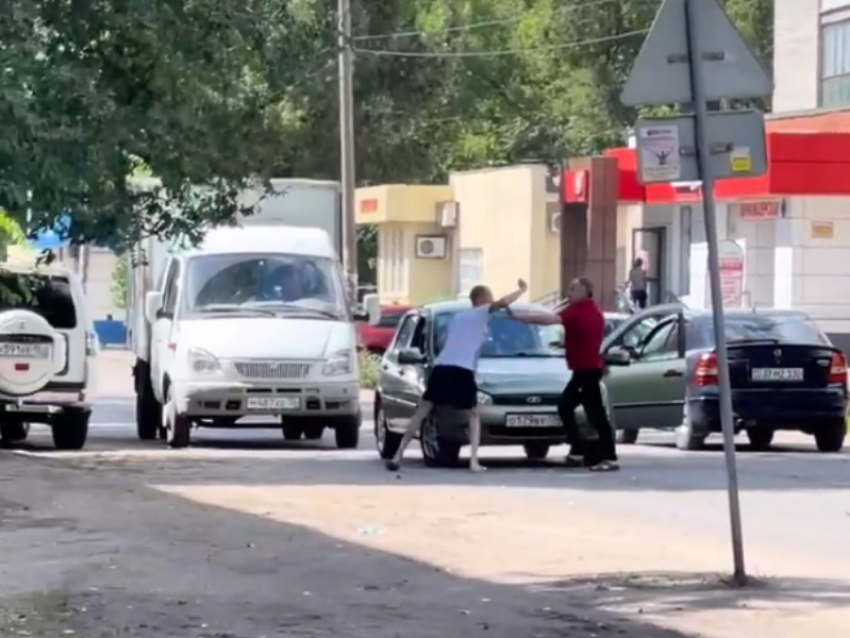 Автомобилисты устроили драку на проезжей части в Воронеже