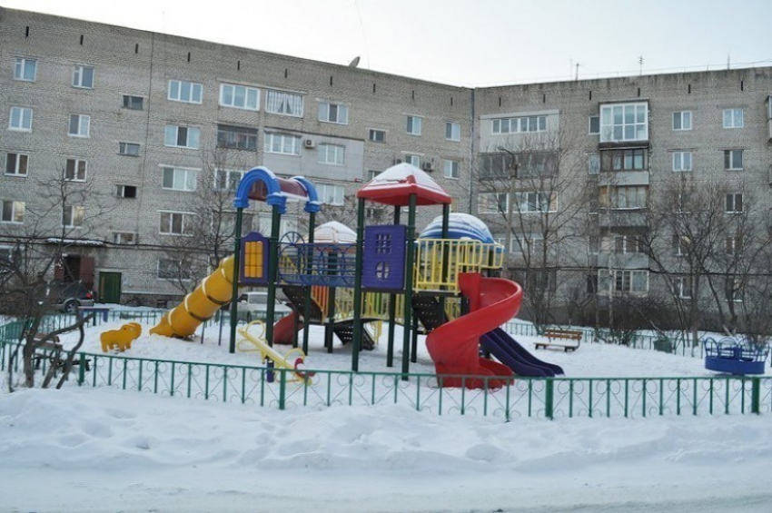В Воронеже иномарка снесла ограждение детской площадки
