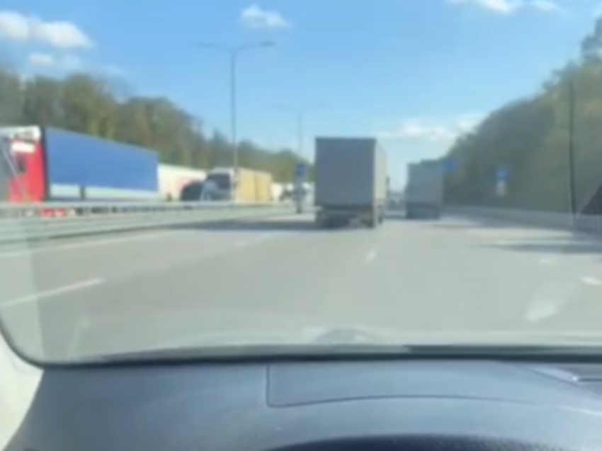 15-километровая пробка на выезде из Воронежа попала на видео 