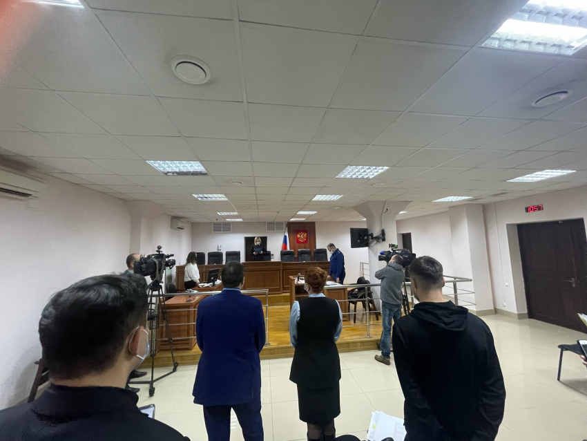 Первое заседание по иску противников QR-кодов к губернатору Гусеву отложили в Воронеже