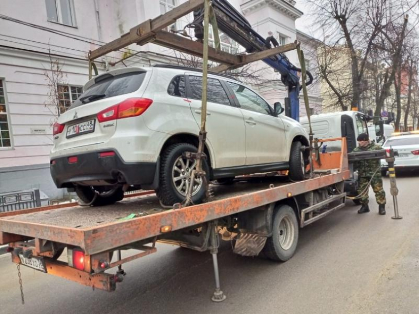 Стало известно, сколько всего машин без номеров эвакуировали в Воронеже 