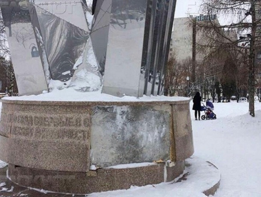 В Воронеже вандалы разбили памятник ВДВ