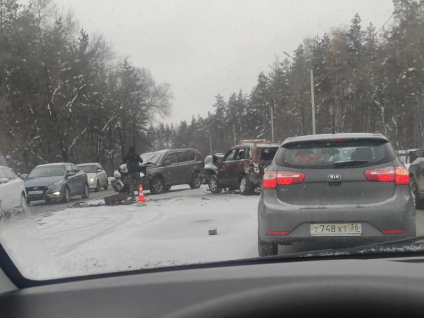 Причину многокилометровой пробки в Воронеже показали на фото