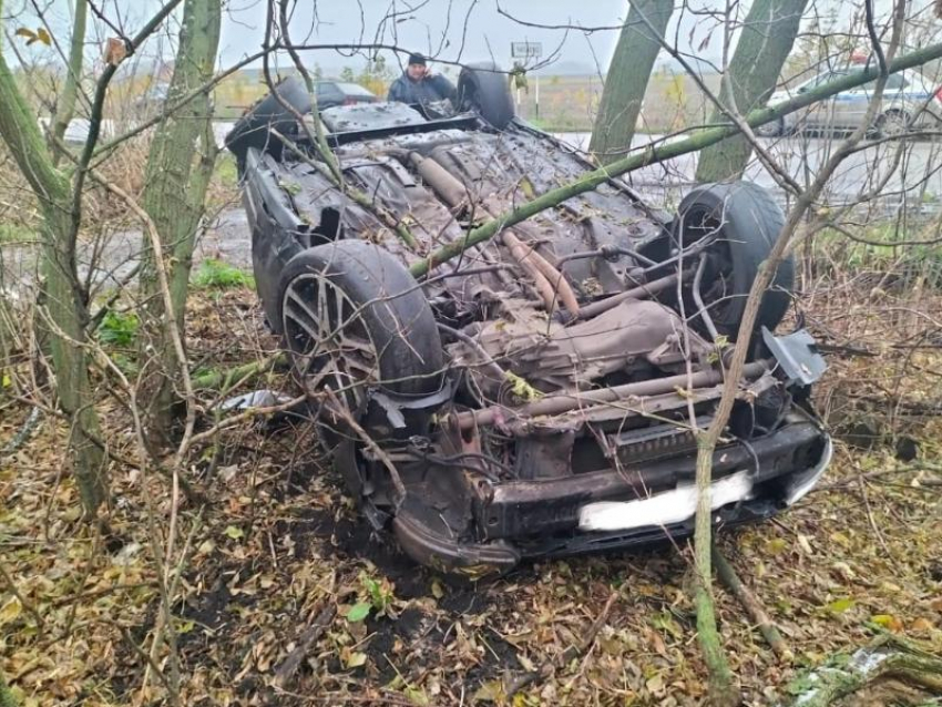 Парень и девушка перевернулись на машине в Воронежской области