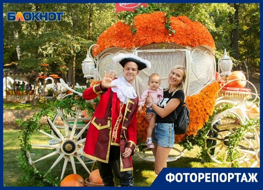 Потрясающие снимки с каретой-тыквой и настоящим гондольером можно сделать на фестивале «Город-сад»