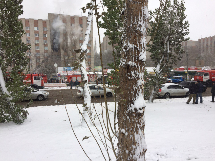 Из горящего общежития на улице 9 января в Воронеже эвакуировали 40 человек
