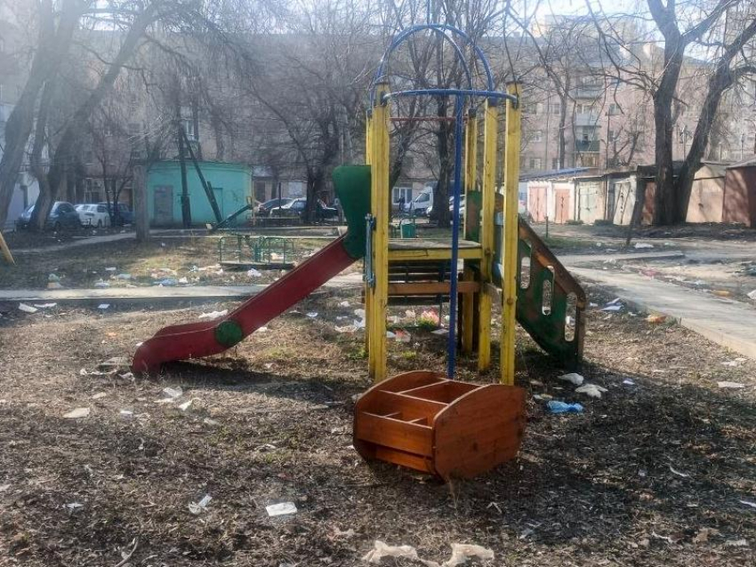 «Полно крыс, дворников нет»: детская площадка утопает в мусоре в центре Воронежа