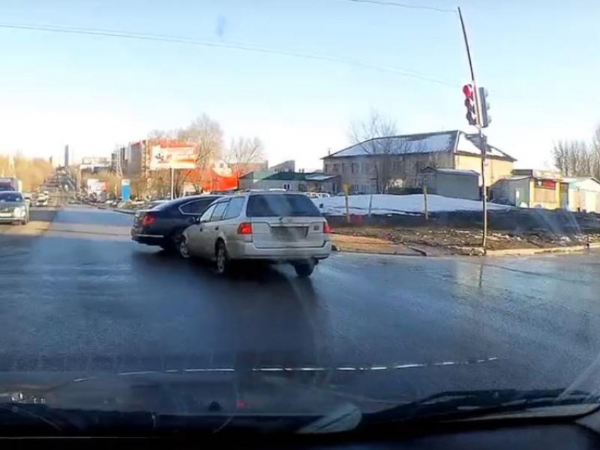 На видео показали, к чему может привести неосторожный поворот в Воронеже