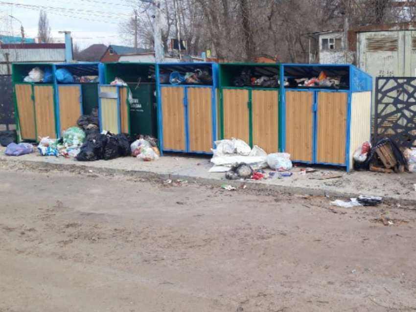 Жители Семилук взбунтовались против мусорной реформы и поругались со своей администрацией из-за необычных баков 