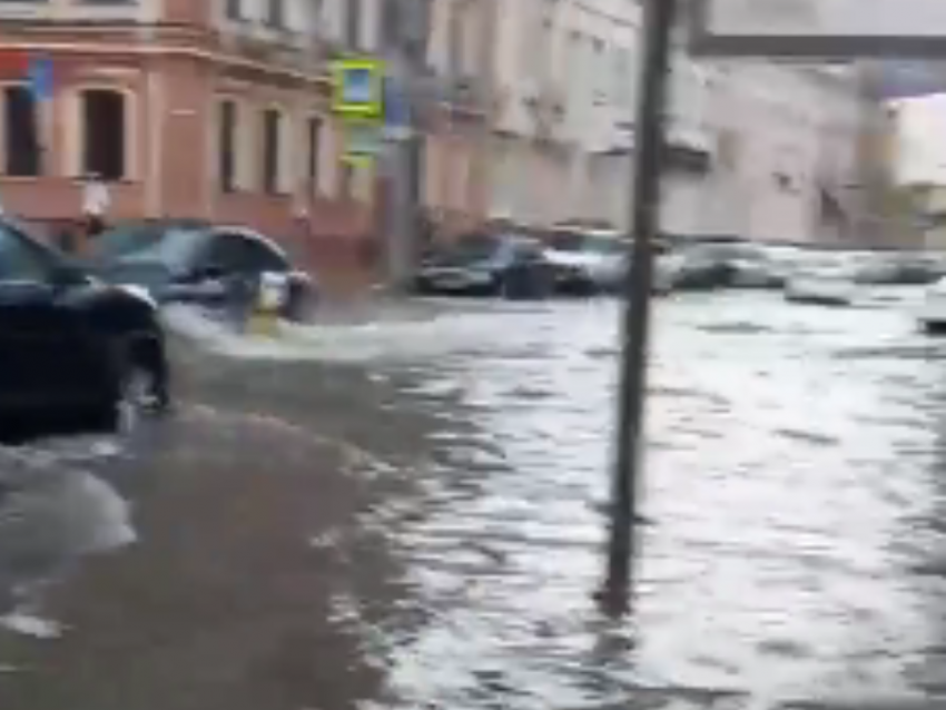 Суровые последствия очередного ливня сняли в центре Воронежа 