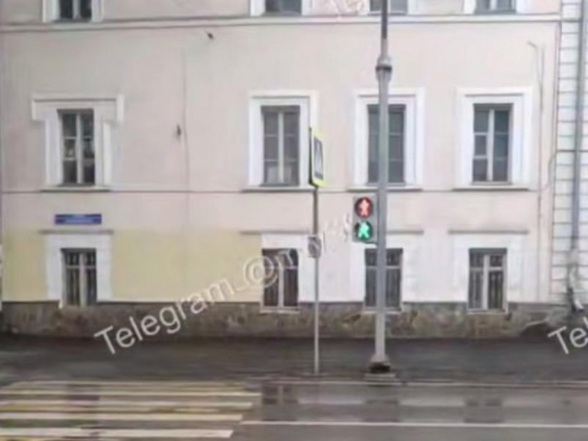 Делай, что хочешь: светофор «сошел с ума» на перекрестке в Воронеже