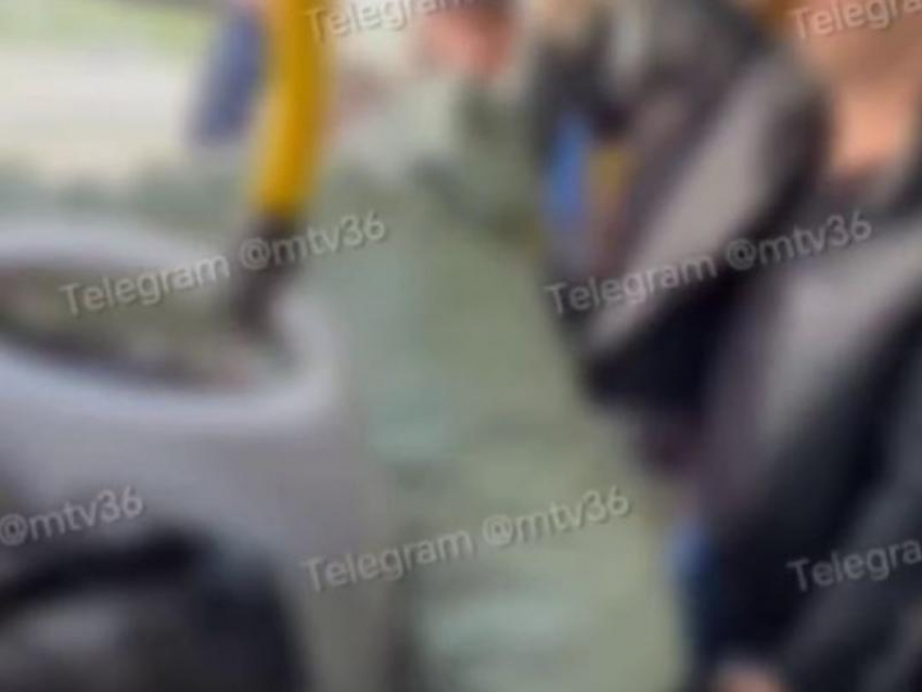 Воронежским подросткам предложили вывернуть руки за курение вейпов в автобусе