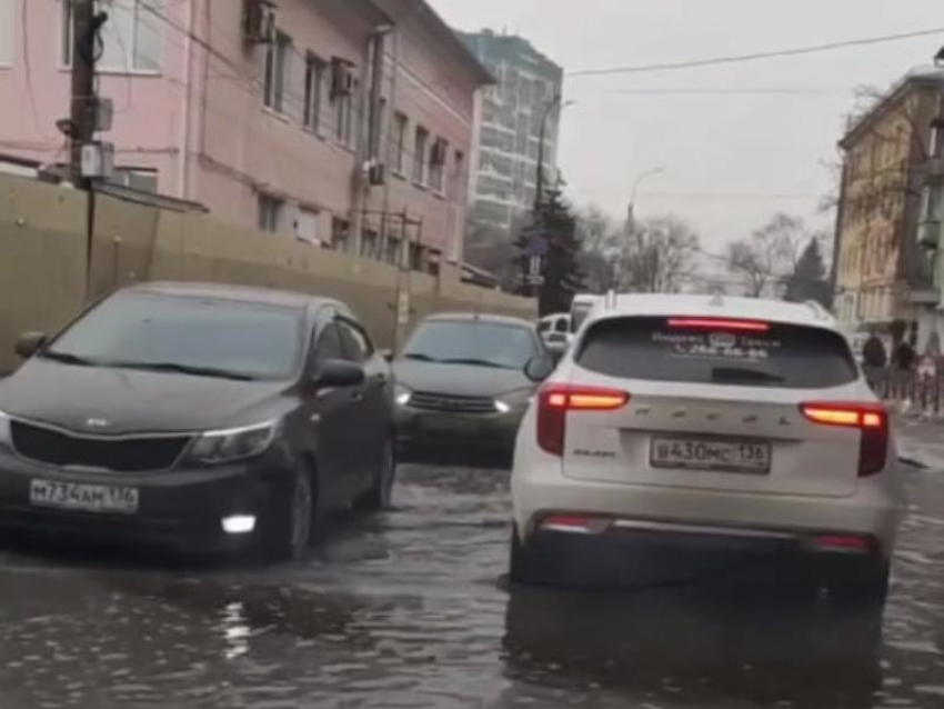 Кошмар и позор: дорога возле автовокзала ушла под воду в Воронеже