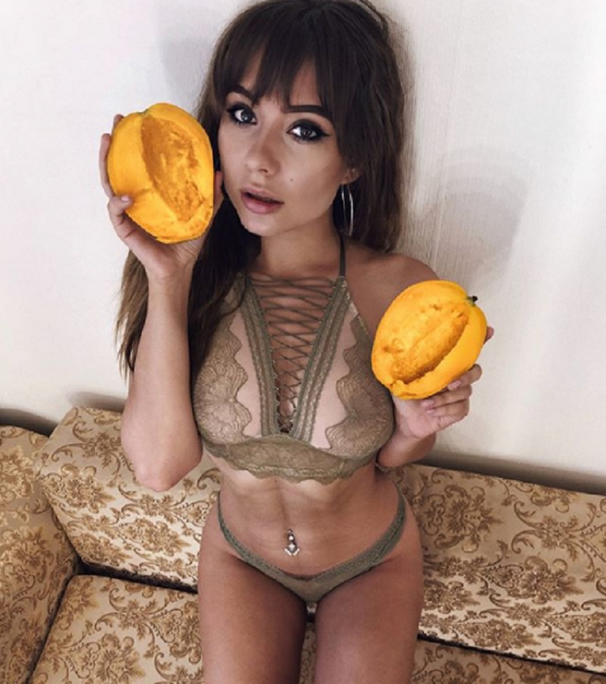 Блогерша в сексуальном белье похвасталась сочным манго в Воронеже