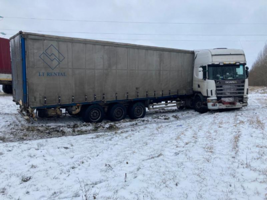 Воронежские полицейские помогли белорусскому дальнобойщику, попавшему в снежную западню