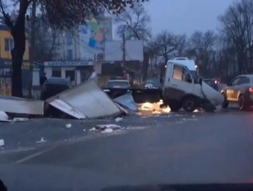 Рассыпавшаяся после жесткого ДТП «Газель» попала на видео в Воронеже