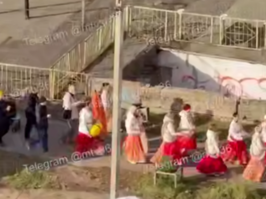 Яркое шествие кришнаитов удивило жителей Северного района Воронежа