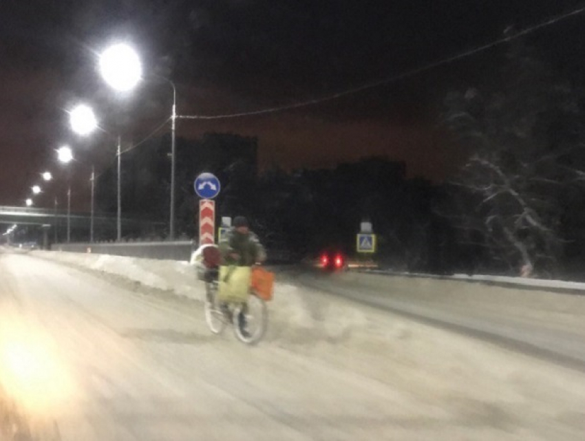Безумного велосипедиста сфотографировали на заснеженной трассе в Воронеже