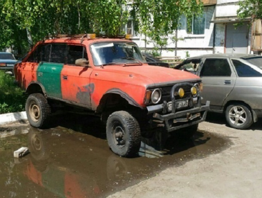 Постапокалиптический «Москвич» на огромных колесах привел воронежцев в восторг