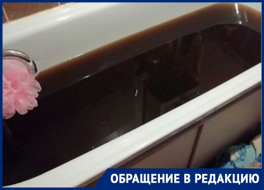Жидкость цвета нефти потекла из крана в Воронеже