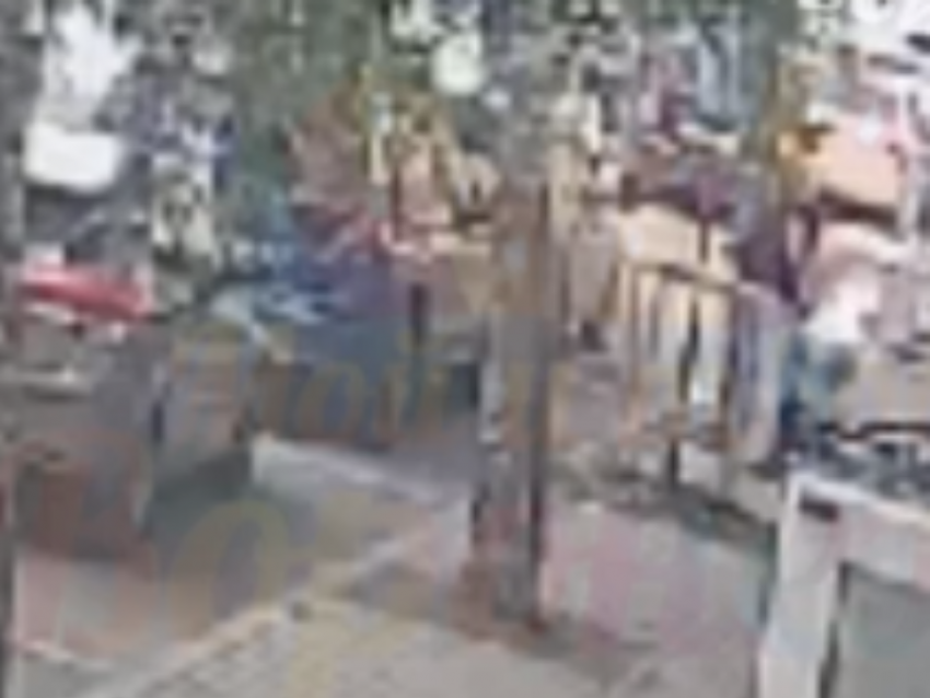 Бил кастетом: жесткое избиение велосипедиста в центре Воронежа попало на видео