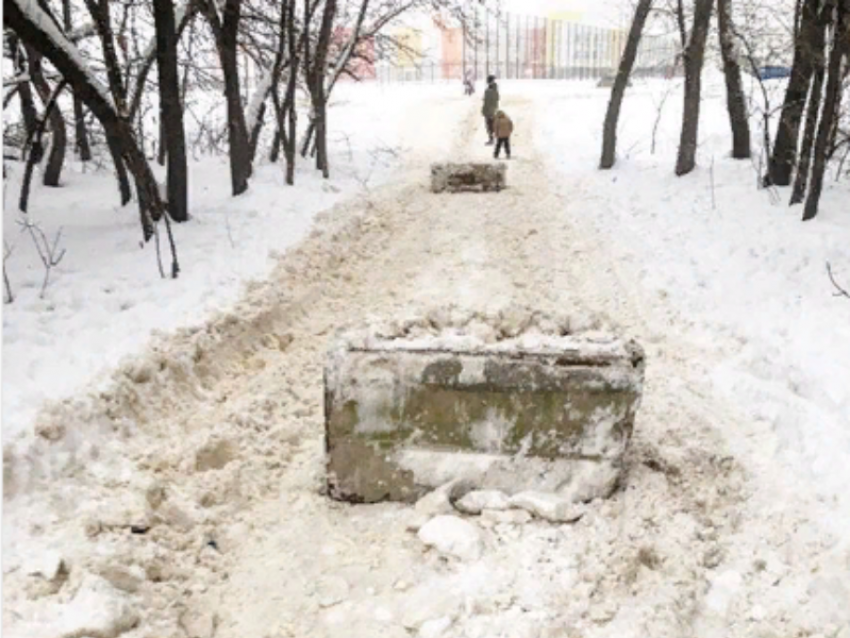 Воспитание автохамов бетонными блоками показали на окраине Воронежа 