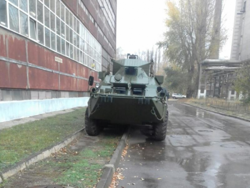 Парковку боевой машины на тротуаре сняли в Воронеже 