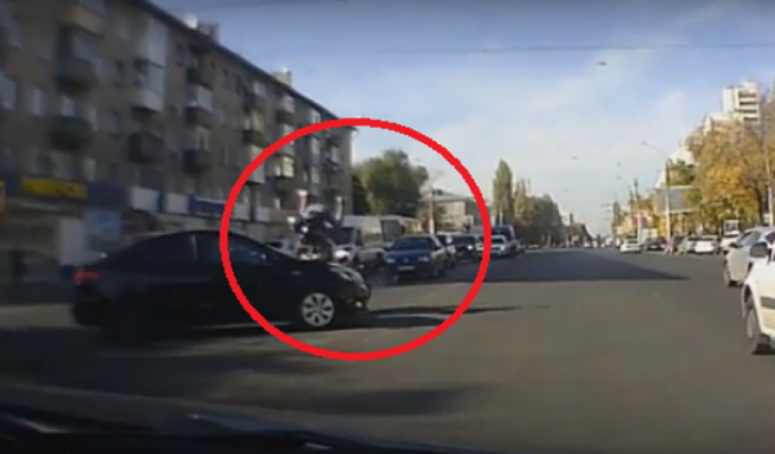 Столкновение мотоциклиста с иномаркой в центре Воронежа попало на видео