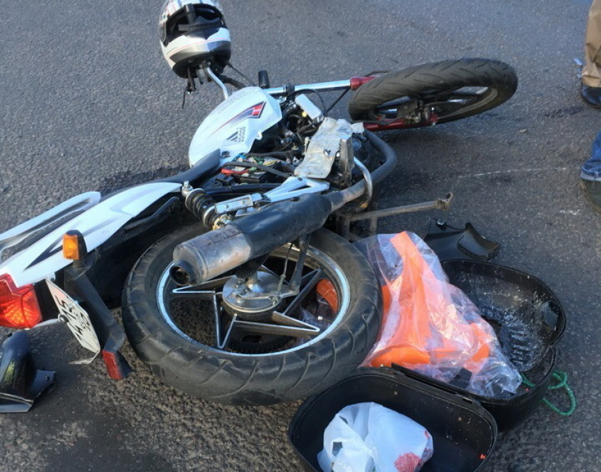 Последствия столкновения мотоцикла с легковушкой в Воронеже попали на видео