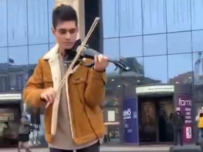 Молодой воронежский скрипач вынул прохожим душу своей музыкой, исполненной возле «Галереи Чижова»