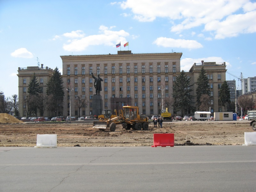 Замену плитки под окнами губернатора Гусева доверили интересному микропредприятию