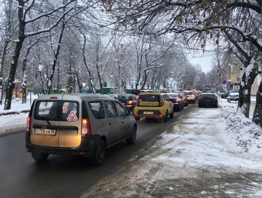 Сломавшийся автобус парализовал движение на узкой улице в Воронеже