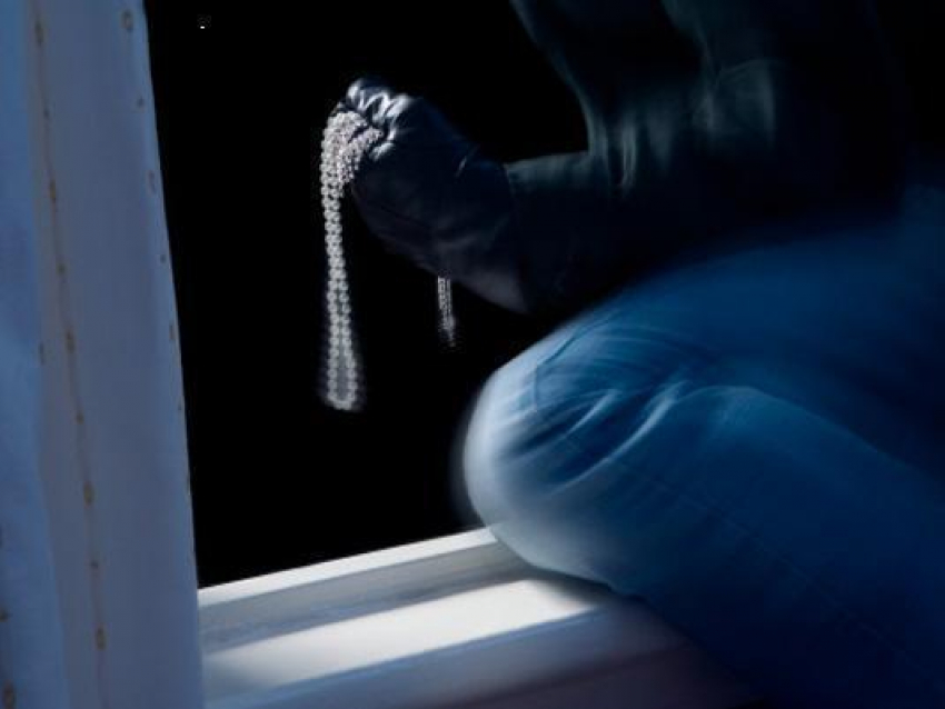 Под Воронежем мужчина обчистил чужой дом после того, как забрался туда через окно