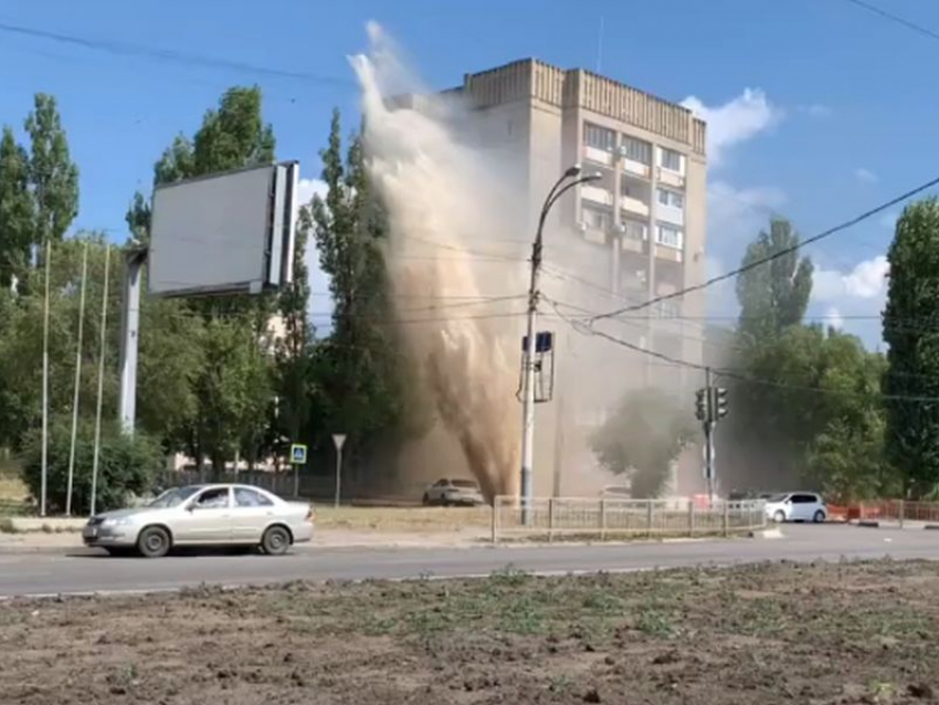 Мощнейший фонтан кипятка прорвался из-под земли и попал на видео в Воронеже
