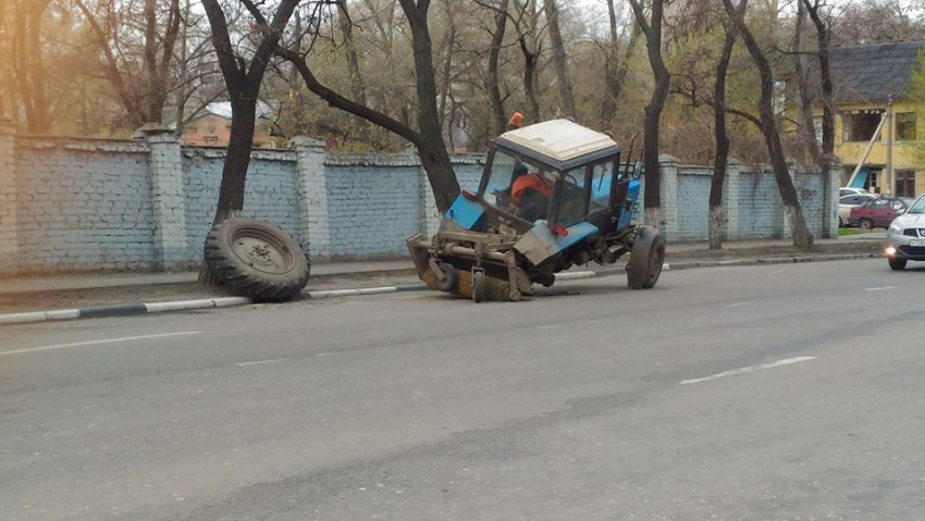 В Воронеже на глазах у прохожих развалился трактор 