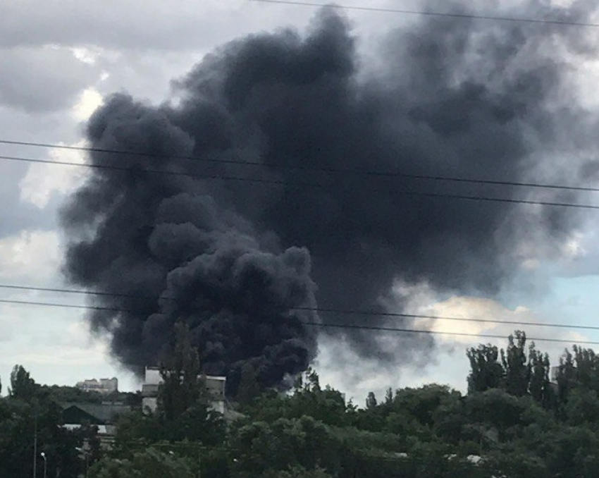 На улице Дорожной в Воронеже вспыхнул ангар с машинами