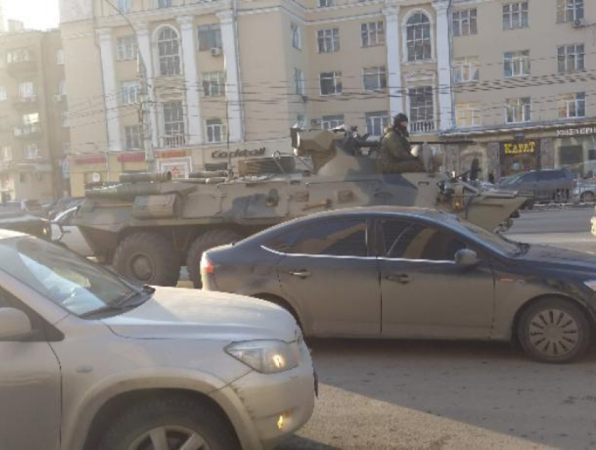 Воронежцы приняли колонну военной техники за борцов с пробками
