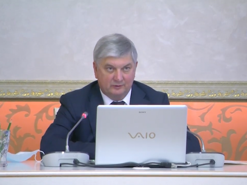 «Налево и направо даже не вздумайте»: губернатор Гусев предупредил подчиненных о госзакупках без конкурса