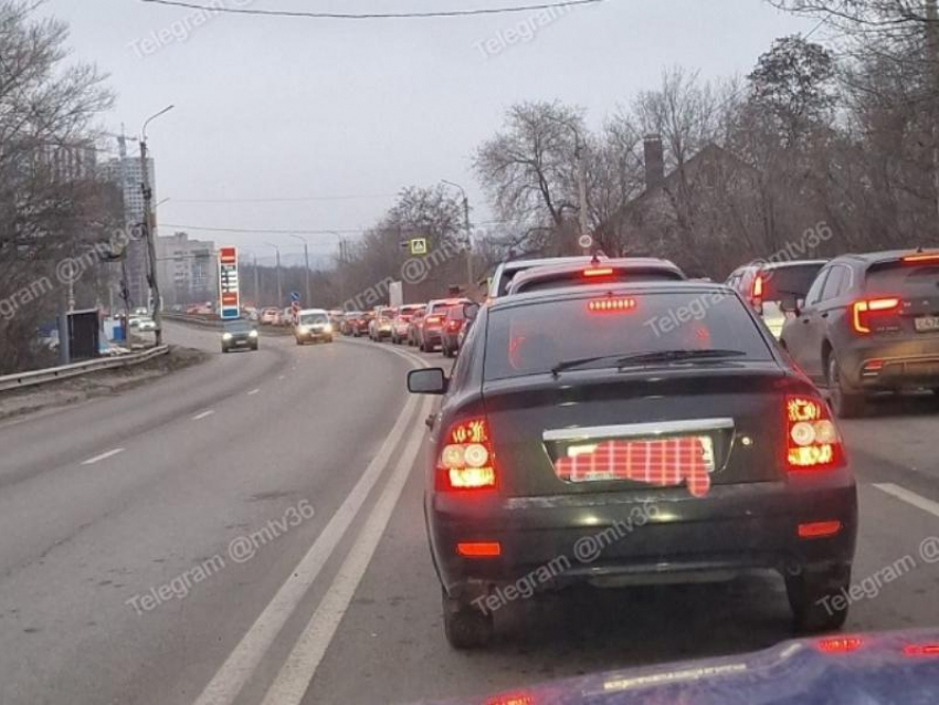 Адская пробка намертво сковала движение перед Северным мостом в Воронеже