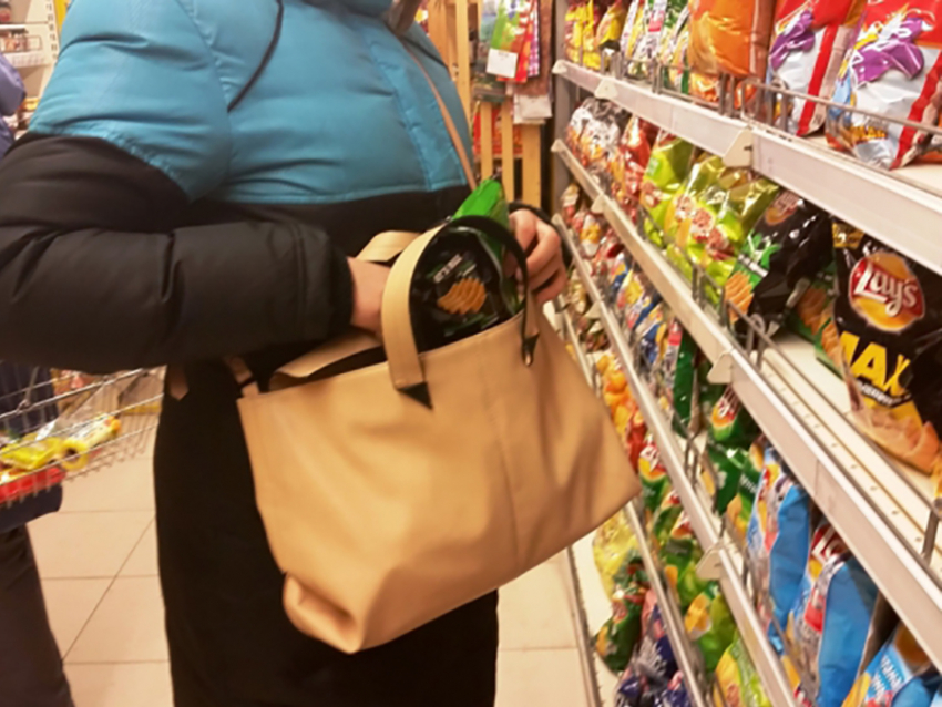 За кражу 12 пачек масла из воронежского супермаркета женщине грозит 4 года колонии 