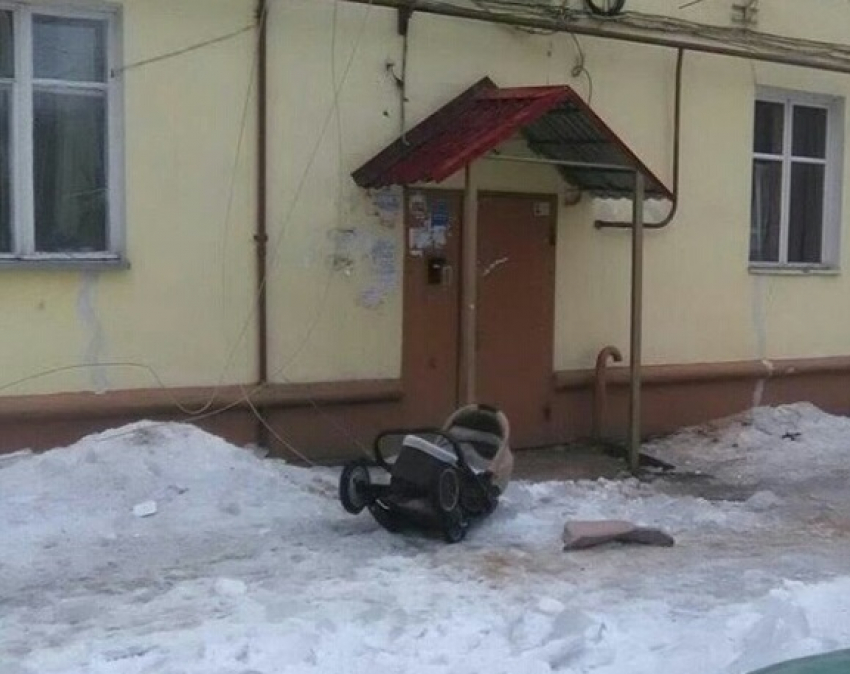 В Воронеже огромная сосулька упала на голову женщины с коляской